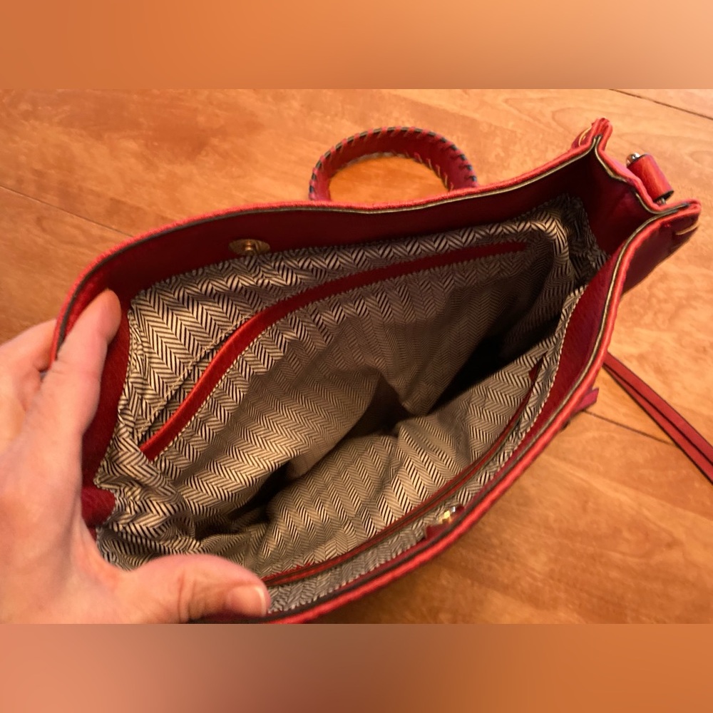 Isabelle Red Leather Shoulder Bag. Lots of Zippered hiding places. - Picture 4 of 10